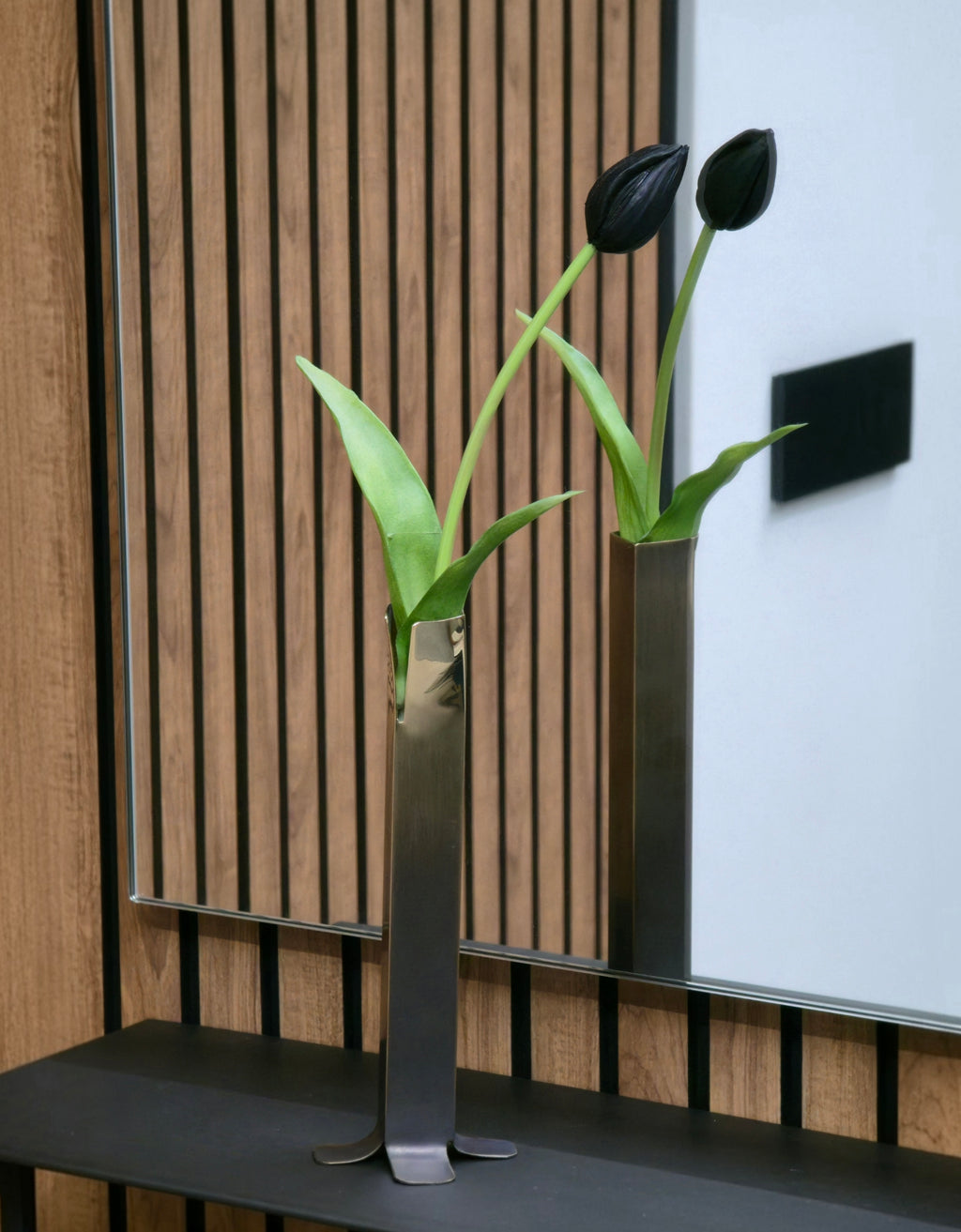 Vaso “Taglio” — Scultura in ottone brunito