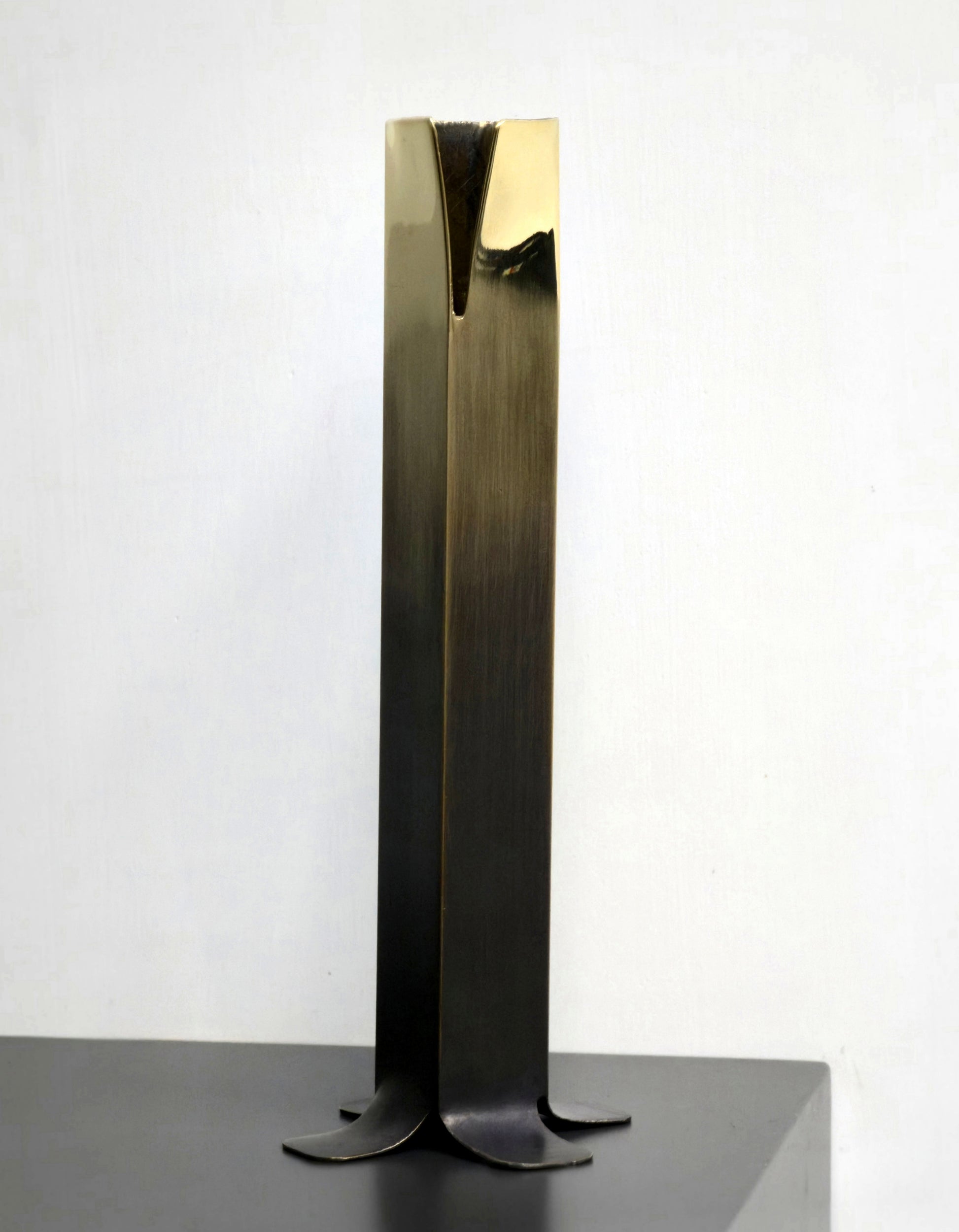 Vaso “Taglio” — Scultura in ottone brunito
