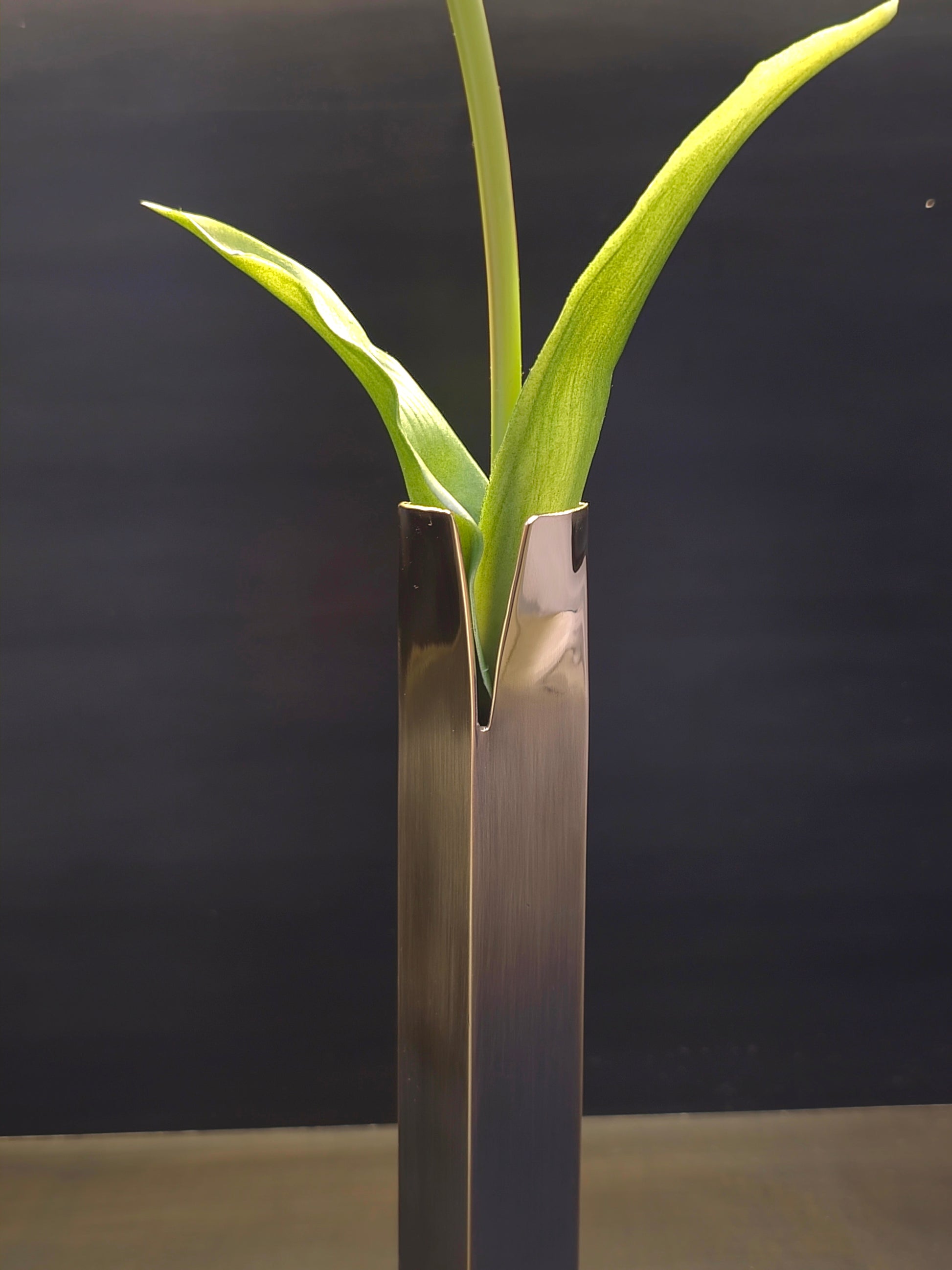 Vaso “Taglio” — Scultura in ottone brunito