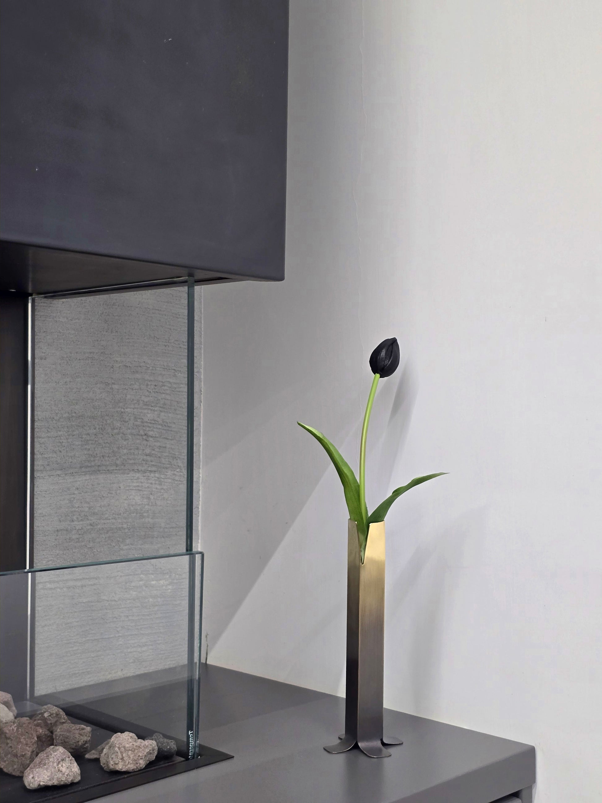 Vaso “Taglio” — Scultura in ottone brunito