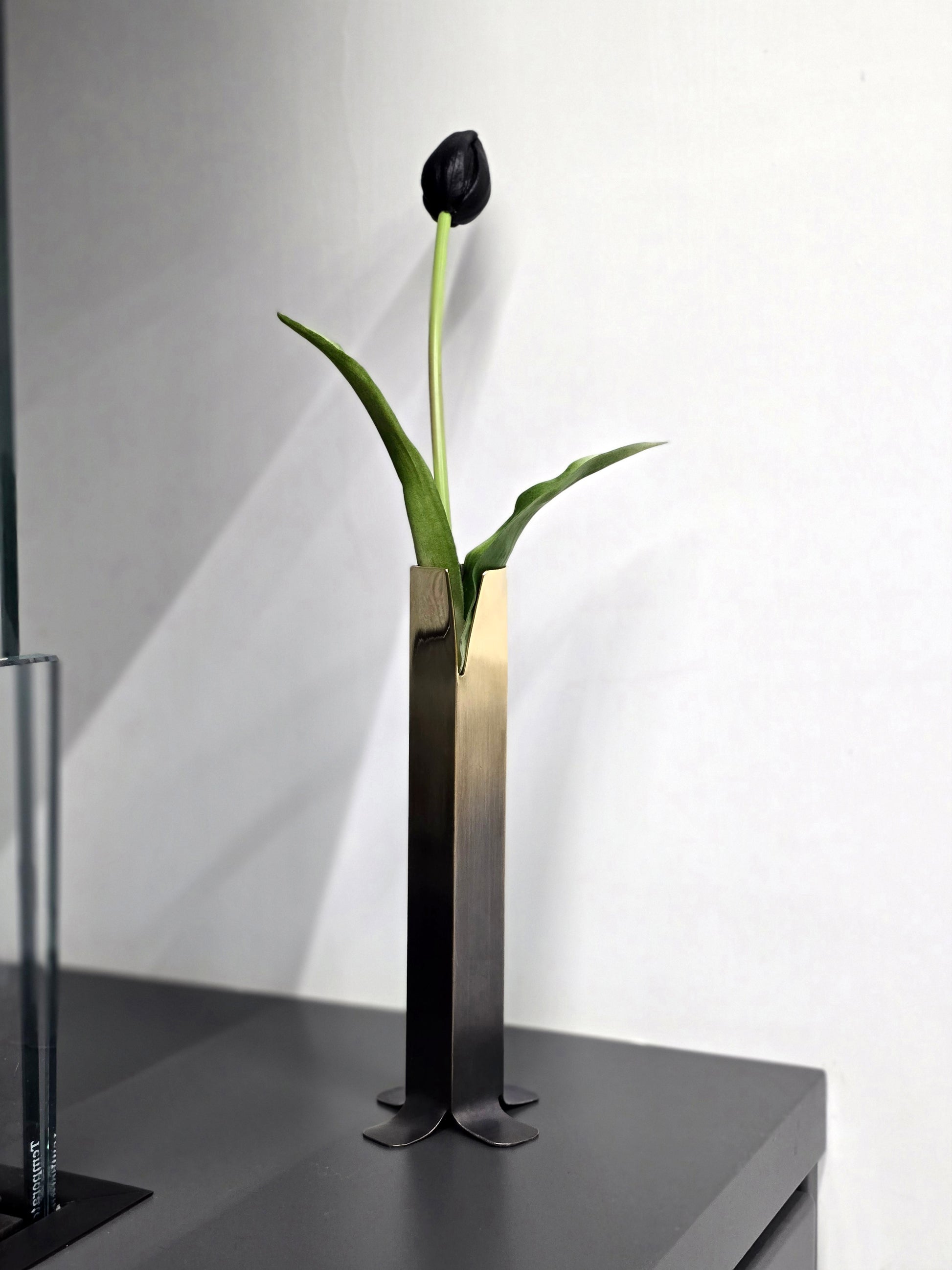 Vaso “Taglio” — Scultura in ottone brunito